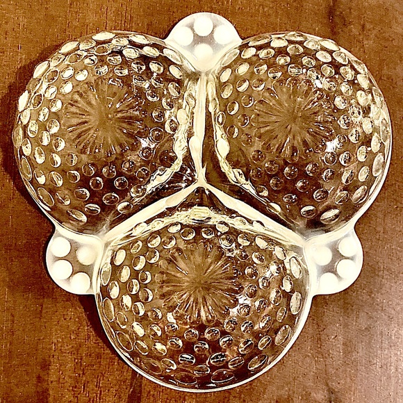 Vintage 40s Anchor Hocking Opalescent Moonstone Hobnail Divided Clover Dish - Picture 5 of 8